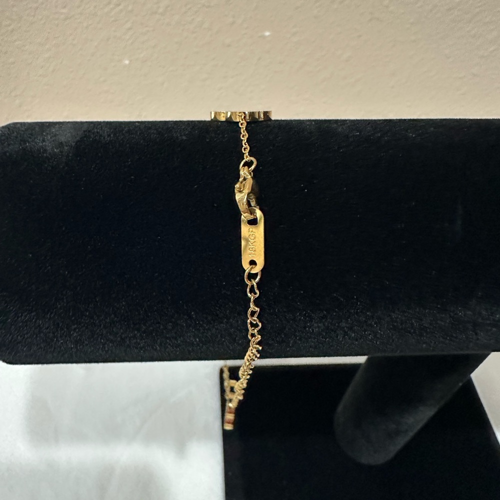 NWOT Elegant Gold Tone Clover Bracelet - Picture 2 of 2